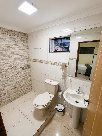 Banheiro com lavatório e espelho