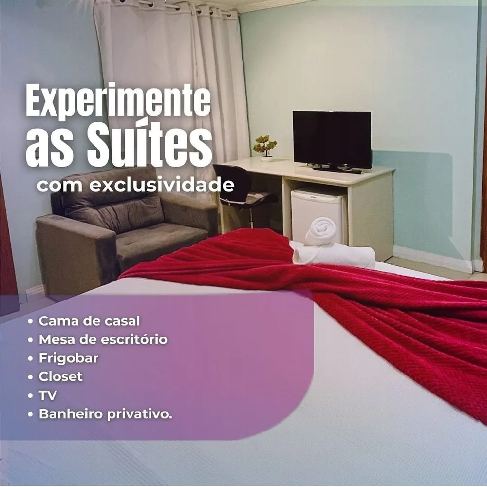 Suíte com cama de casal, mesa, frigobar, closet, TV e banheiro privativo